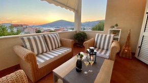  Trogir center exclusive seaview apartment for 4  Трогир
